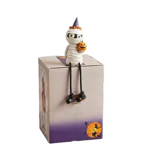 Figurine de momie d'Halloween artisanale avec citrouille sur boîte cadeau festive