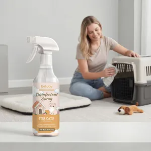 Spray desinfectante para mascotas utilizado para limpiar un transportín de gatos