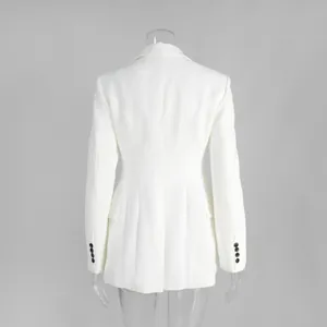 Vista posteriore di un blazer bianco slim da donna con vita sciancrata e bottoni.
