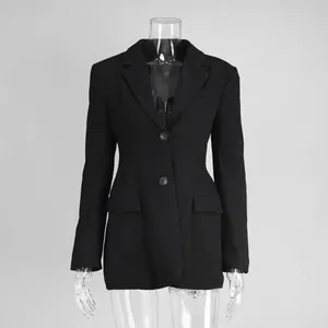 Dettaglio vista frontale di un blazer nero sfiancato con due bottoni su manichino.