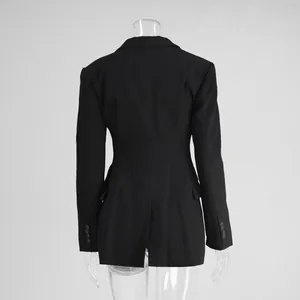 Vista posteriore professionale di un blazer nero sfiancato da donna su manichino trasparente