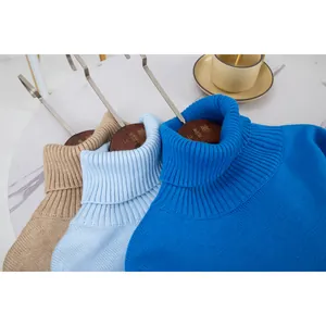 Detailansicht weicher Strickrollkragenpullover in Königsblau, Beige und Hellblau