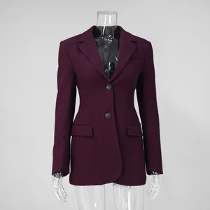 Vista dettagliata di un blazer bordeaux sfiancato con scollo a V e taglio sartoriale