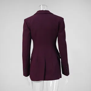 Vista posteriore dettagliata di un blazer bordeaux sfiancato con taglio slim
