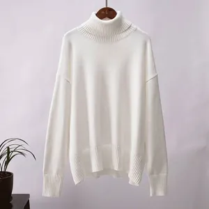 Detailansicht eines weichen weißen Rollkragenpullovers mit eleganter, lockerer Strickstruktur