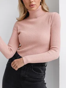 Nahaufnahme eines rosa gerippten Rollkragenpullovers mit weicher Strickstruktur.