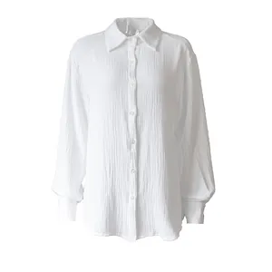 Primo piano di camicia bianca in garza di cotone con elegante tessuto stropicciato