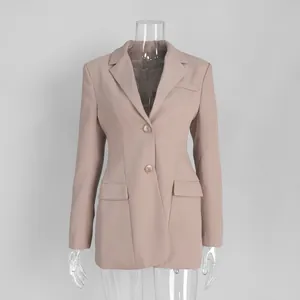 Vista frontale di un blazer rosa cipria attillato con due bottoni e tasche a patta