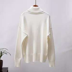 Rückansicht eines eleganten weißen Rollkragenpullovers mit weicher Strickstruktur
