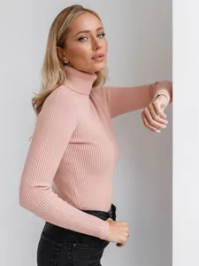 Nahaufnahme eines rosafarbenen Rollkragenpullovers für Damen mit Rippenmuster und Passform