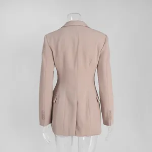 Vista posteriore di un blazer sciancrato rosa antico da donna con taglio sartoriale.