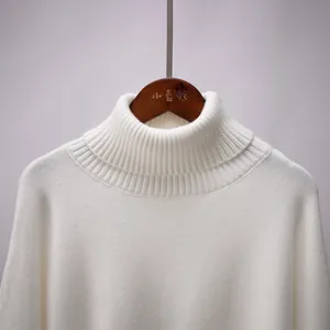 Elegante Detailansicht eines weißen Rollkragenpullovers mit feiner Strickstruktur.