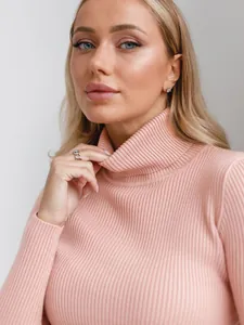 Professionelle Detailansicht eines hochwertigen rosa Rollkragenpullovers für Damen