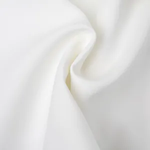 Primo piano dettagliato di un tessuto twill bianco di alta qualità per blazer donna