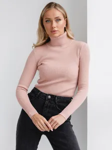 Detailansicht eines eleganten, rosa gerippten Rollkragenpullovers für Damen aus Strick