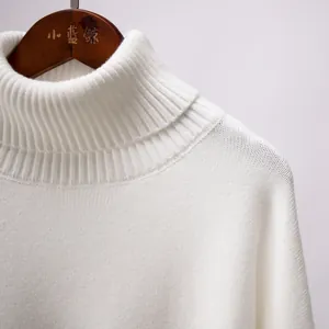 Nahaufnahme des eleganten weißen Rollkragens aus weichem und feinem Strickmaterial.