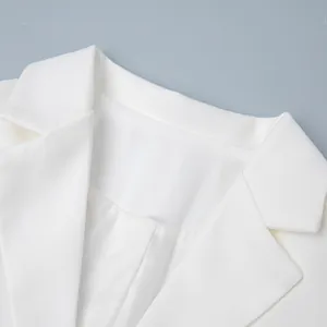 Primo piano dell'elegante rever a lancia su una giacca blazer bianca sartoriale di classe.