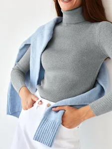 Detailansicht eines hochwertigen grauen Rollkragen-Strickpullovers für Damen im Herbst.