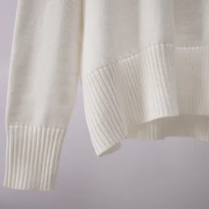 Detaillierte Makroansicht des weichen weißen Strickstoffs und der Rippbündchen
