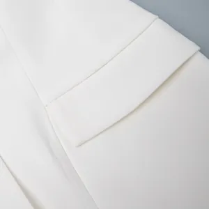 Primo piano di cuciture e dettagli della tasca su un elegante blazer bianco dalla vestibilità slim