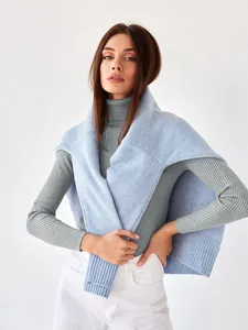 Detail des grauen Damen-Rollkragenpullovers mit blauem Schulterüberwurf
