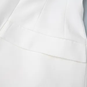 Primo piano delle cuciture di qualità e della cucitura in vita di un blazer bianco sfiancato