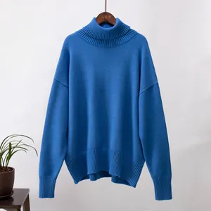 Nahaufnahme eines eleganten, blauen Oversize-Rollkragenpullovers aus weichem Strick.