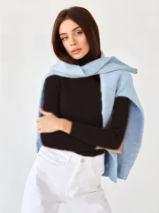 Damen Rollkragenpullover in Dunkelbraun mit Rippmuster und hellblauem Strickschal kombiniert.