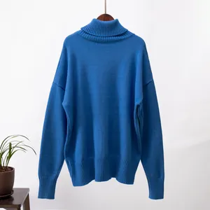 Eleganter blauer Rollkragenpullover mit lockerem, warmem Strickdesign für den Herbst.