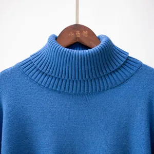 Nahaufnahme eines blauen Strickpullovers mit dickem Rollkragen und Rippmuster