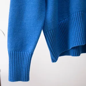 Detaillierte Makroansicht eines blauen Strickpullovers mit Rippbündchen und weicher Textur
