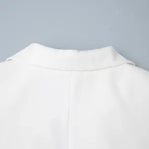 Dettaglio ravvicinato del colletto di un blazer bianco da donna con cuciture premium