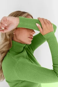 Detailaufnahme des hellgrünen Rollkragenpullovers mit Rippenstrick