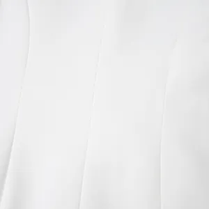 Dettaglio ravvicinato del tessuto bianco di qualità e delle cuciture su un blazer
