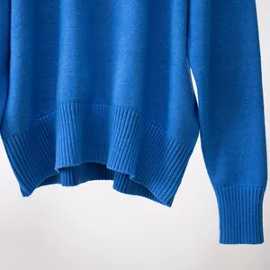 Nahaufnahme eines hellblauen Strickrollkragenpullovers mit geripptem Saum und Ärmelbündchen