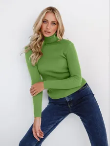 Detailansicht einer Frau in einem limettengrünen Rollkragenpullover mit blauer Jeanshose