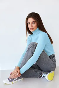 Detailaufnahme eines hellblauen Rollkragenpullovers mit Rippstrick für Damen.