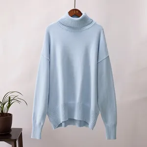 Detailansicht eines hellblauen Oversize-Rollkragenpullovers aus Strick für den Winter