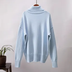 Rückansicht eines hellblauen Rollkragenpullovers mit gerippten Bündchen und Saum.