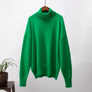 Gemütlicher grüner Oversize-Rollkragenpullover für die Herbst- und Wintersaison.