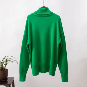 Rückansicht eines leuchtend grünen Oversize-Rollkragenpullovers für den Herbst