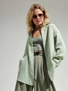 Dettaglio professionale di una camicia in cotone stropicciato verde menta con bottoni