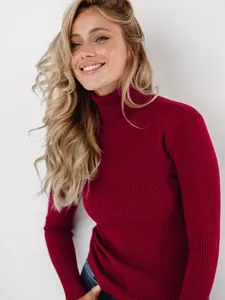 Damen Rollkragenpullover weinrot gerippt figurbetont Herbst Strickmode Modelaufnahme