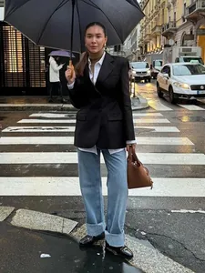 Elegante blazer nero slim-fit da donna, perfetto per lo stile da ufficio in primavera