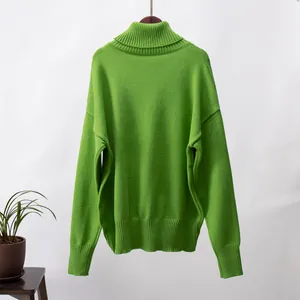 Rückansicht eines leuchtend lindgrünen Oversized-Rollkragenpullovers für den Herbst.