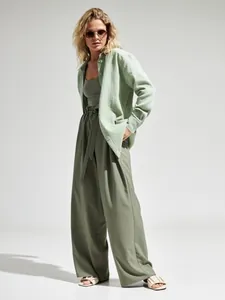 Elegante camicia a maniche lunghe in crêpe di cotone verde salvia con pantaloni larghi