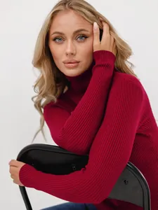 Detailaufnahme eines burgunderroten Rollkragenpullovers mit feiner Strickstruktur