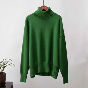 Smaragdgrüner grob gestrickter Rollkragenpullover Detail mit geripptem Saum und Bündchen