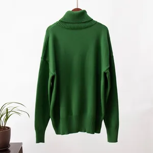 Detaillierte Rückansicht eines gemütlichen dunkelgrünen Oversized-Rollkragenpullovers