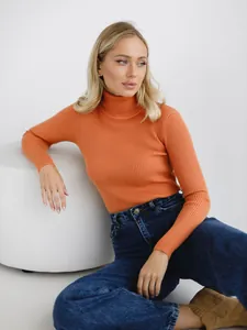 Detailansicht eines orangefarbenen Damen-Rollkragenpullovers aus Rippstrick im Studio